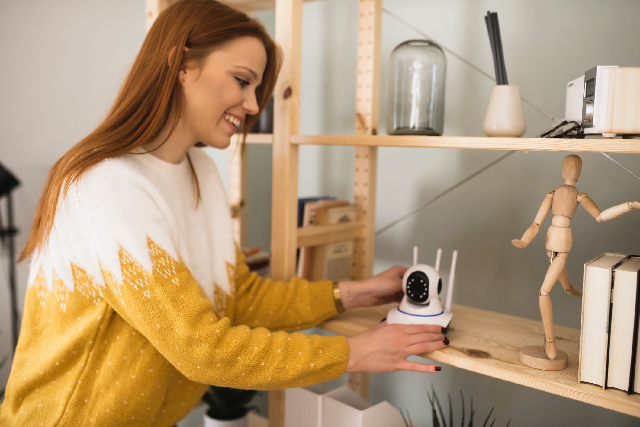 Las cámaras de seguridad inteligentes ayudan a vigilar una casa desde el celular.