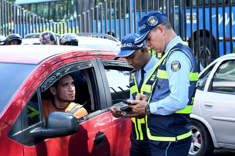 Para que una multa sea exonerada en derecho, el ciudadano debe solicitar la controversia ante la Secretaría de Movilidad, luego será citado a una audiencia en la que deberá entregar los argumentos que le libren de la responsabilidad del comportamiento contrario a la norma.