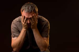 "el hombre tiene la cabeza entre las manos, con espacio para copiar, lo cual es bueno de su parte. Ver también"