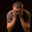 "el hombre tiene la cabeza entre las manos, con espacio para copiar, lo cual es bueno de su parte. Ver también"