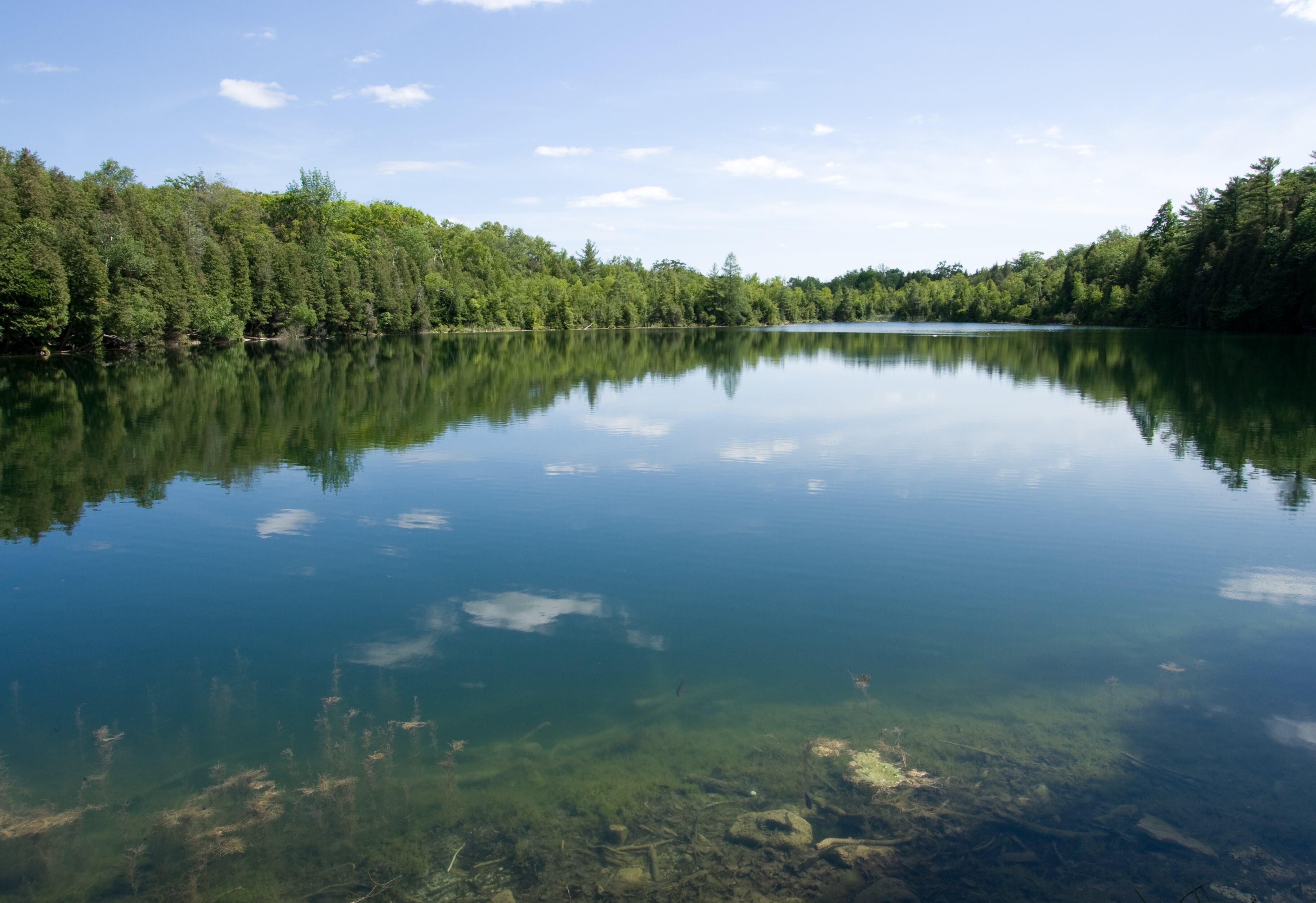 Los sedimentos del lago canadiense tendrían microplásticos y rastros de explosiones nucleares, lo que demostraría el inicio del Antropoceno.