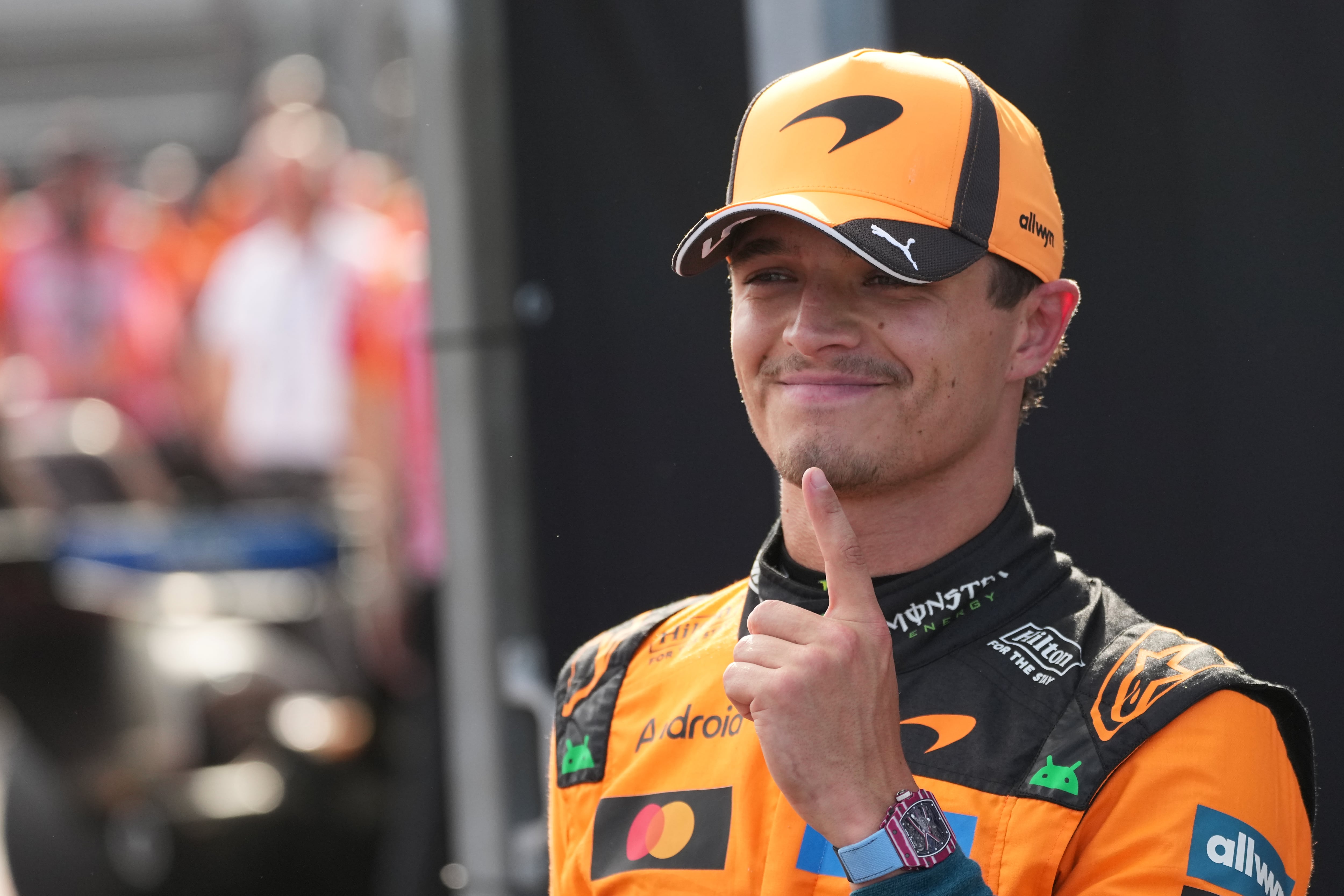 El británico Lando Norris de McLaren celebra al quedar primero en la clasificación al Gran Premio de Hungría el sábado 25 de julio del 2026. (AP Foto/Darko Vojinovic)