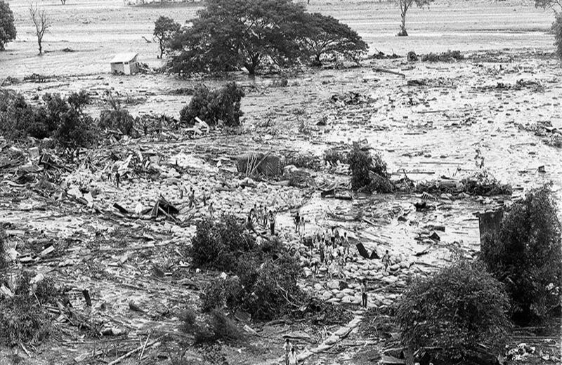 Las personas que se encontraban en el lugar caminaban por encima de los bultos de arroz que después de la avalancha quedaron dispersos por todo el área. Algunos de ellos trataban de encontrar sobrevivientes, otros se aprovecharon de la situación y saquearon los bienes de las víctimas.