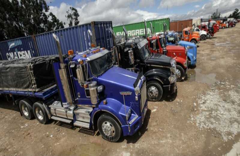 Los camioneros adelantan la protesta en la entrada suroccidental de Bogotá. Foto: Carlos Julio Martínez.   