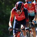 Egan Bernal pegado a la fuga en la etapa 18 de la Vuelta a España 2023.