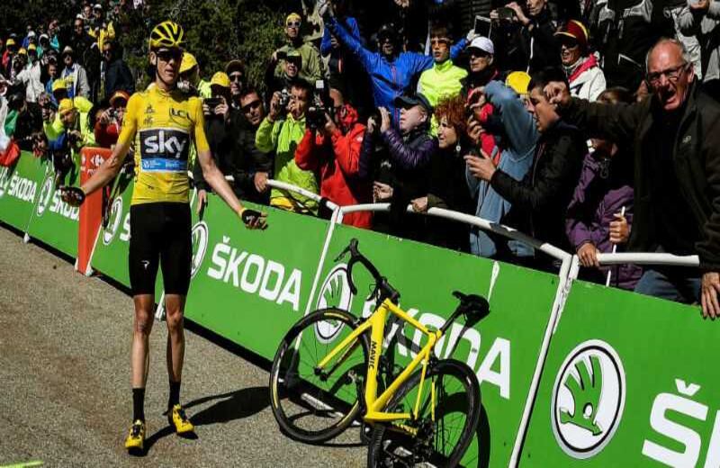 La 'bici' de Froome queda inservible. Foto: AFP