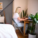 La voluntaria de crisis Rachael De Bose se sienta en el dormitorio donde normalmente inicia sesión durante sus turnos para el servicio de mensajes de texto de crisis Shout 85258, el 4 de junio de 2020 en Ealing, Reino Unido (Foto de Leon Neal/Getty Images)