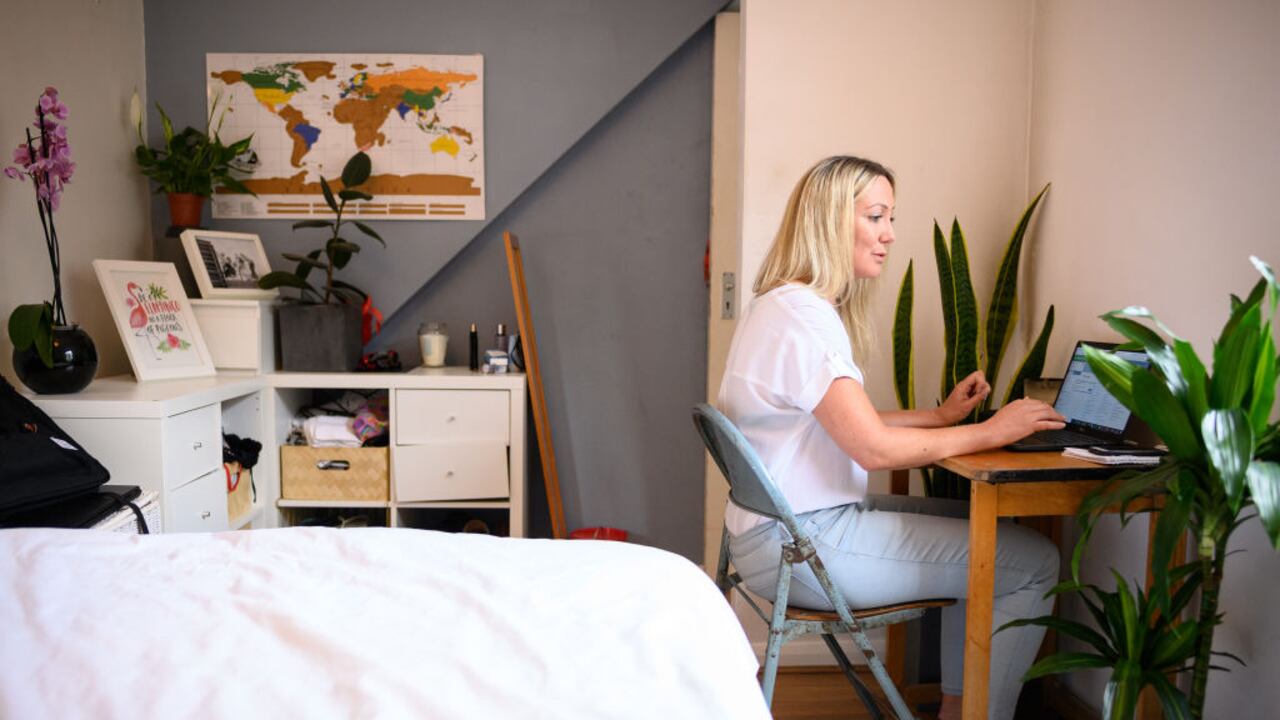 La voluntaria de crisis Rachael De Bose se sienta en el dormitorio donde normalmente inicia sesión durante sus turnos para el servicio de mensajes de texto de crisis Shout 85258, el 4 de junio de 2020 en Ealing, Reino Unido (Foto de Leon Neal/Getty Images)