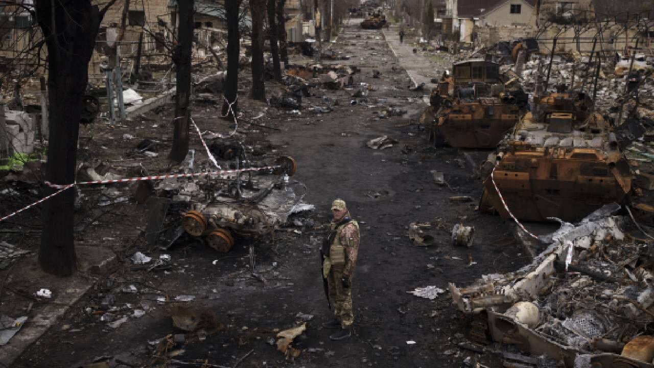 Cientos de miles de soldados han resultado muertos o heridos en cada bando. Más allá de las fronteras de Ucrania, la invasión destruyó la seguridad europea, rediseñó las relaciones de las naciones entre sí y desgastó una economía global estrechamente tejida.