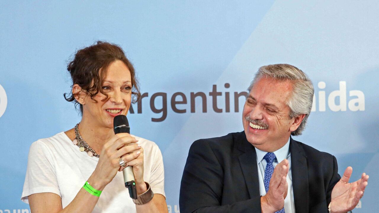 El presidente de Argentina, Alberto Fernández (der.). Foto: AFP