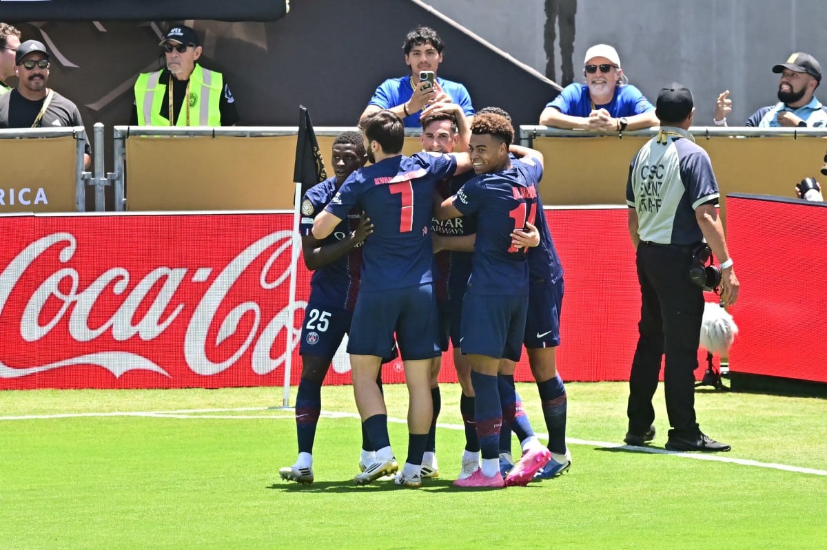 Fabián Ruiz, es felicitado por sus compañeros tras anotar un gol durante el partido del Grupo B del Mundial de Clubes 2025