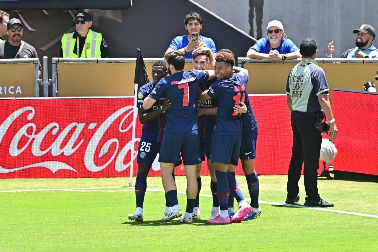 Fabián Ruiz, es felicitado por sus compañeros tras anotar un gol durante el partido del Grupo B del Mundial de Clubes 2025