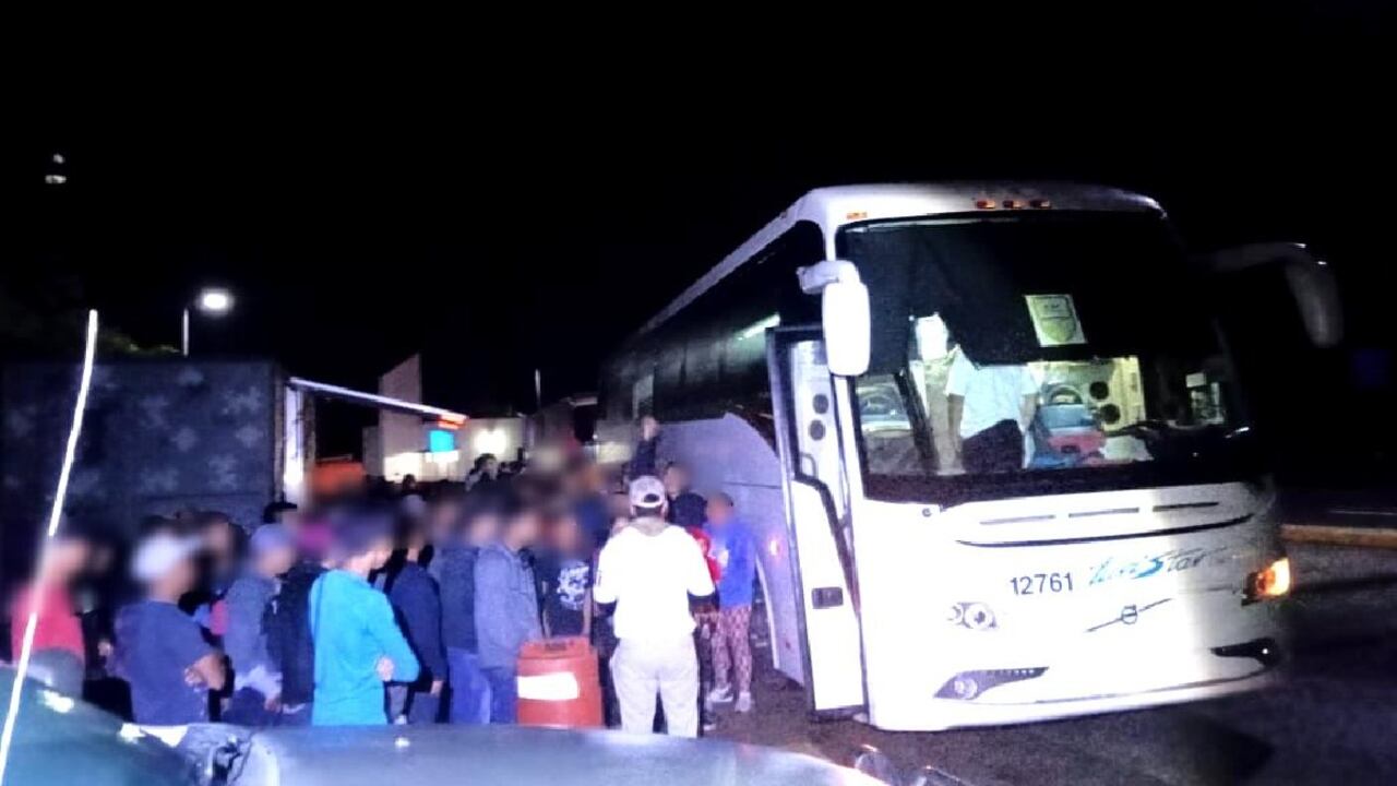 Cerca de 180 migrantes fueron encontrados en situación de hacinamiento en bus que transitaba por vías de Mexico
