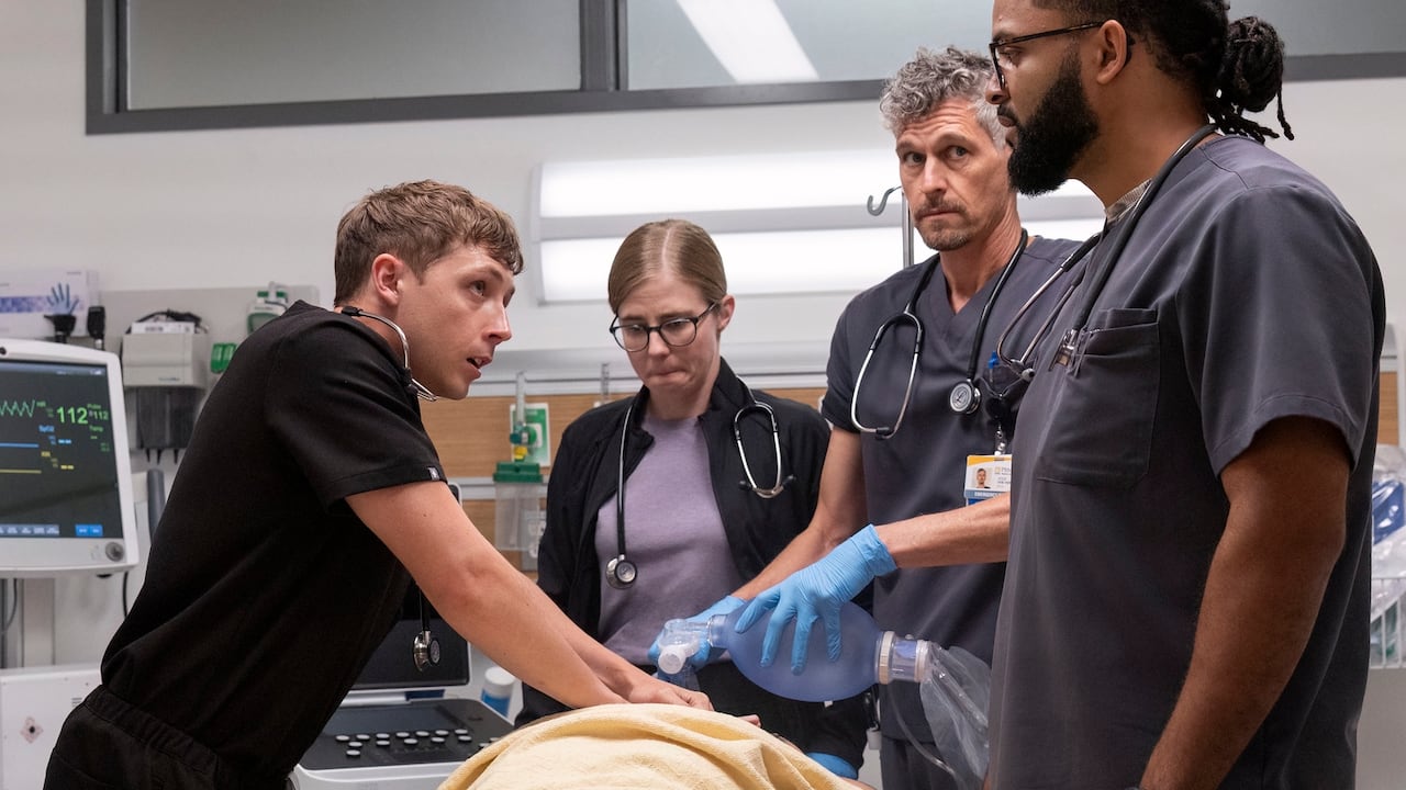 El joven doctor Whitaker no se rinde tratando de salvar una vida; su primer turno en esta sala de Urgencias le depara muchas lecciones.
