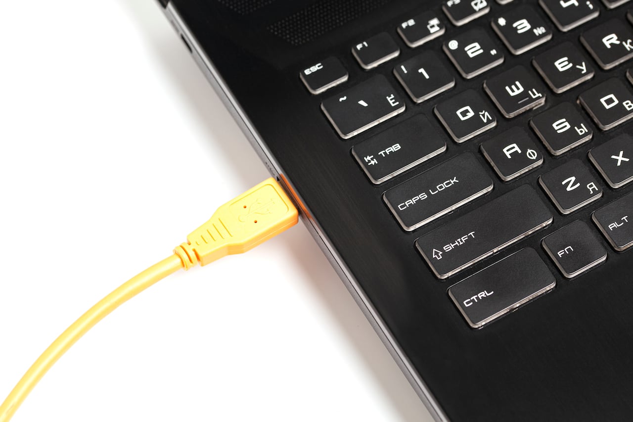 La energía permanece activa incluso cuando el sistema está apagado.