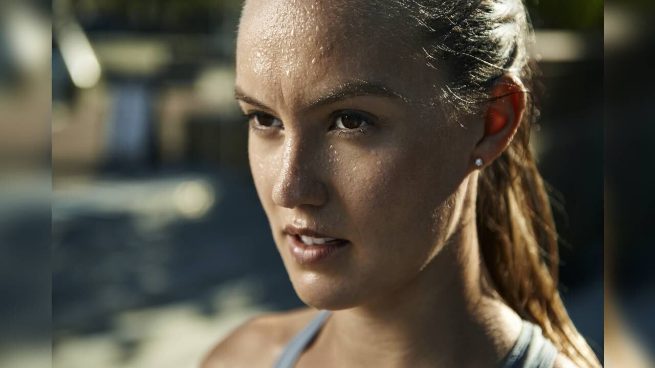 Las bebidas isotónicas son recomendadas cuando las personas realizan una exigente actividad deportiva. Foto GettyImages.