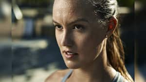 Las bebidas isotónicas son recomendadas cuando las personas realizan una exigente actividad deportiva. Foto GettyImages.