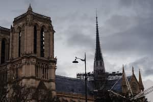 Un trabajador de la construcción camina sobre andamios en el techo de la catedral de Notre-Dame de París, unos días antes de su reapertura en París, el 2 de diciembre de 2024.