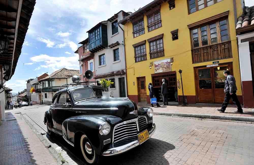 Gran parte de las construcciones del barrio La Candelaria – muchas de ellas de estilos colonial y republicano – se conservan y han sido declaradas bienes de interés histórico y cultural. En esta zona del centro histórico de Bogotá existen cerca de 500 instituciones o grupos artísticos, museos y centros de investigación, además de teatros, bibliotecas y universidades para visitar.