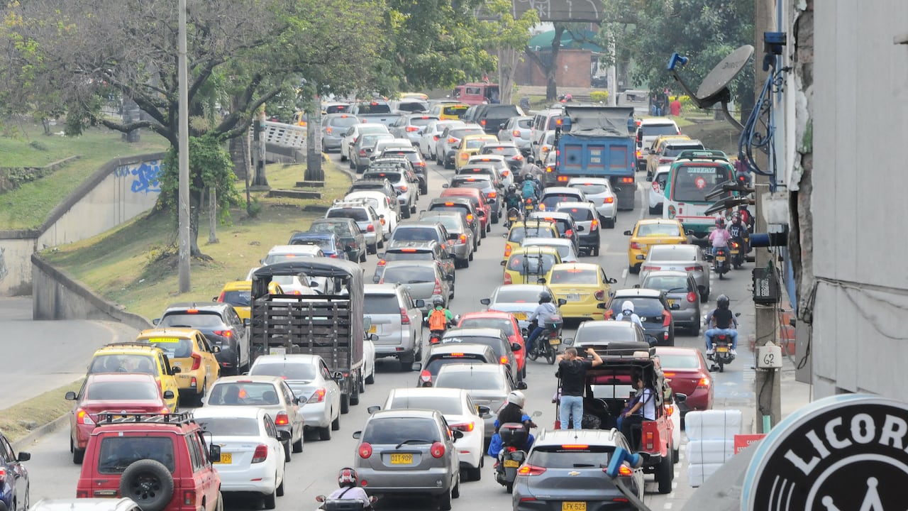 Cali: Tranco de la calle 5 entre cr 13 y 5 nuevo lugar de robo por la poca movilidad generada por el semáforo peatonal que ocasiona el trancón y aprovechan los ladrones para hurta: Foto José L Guzmán. El País. Junio 16-23