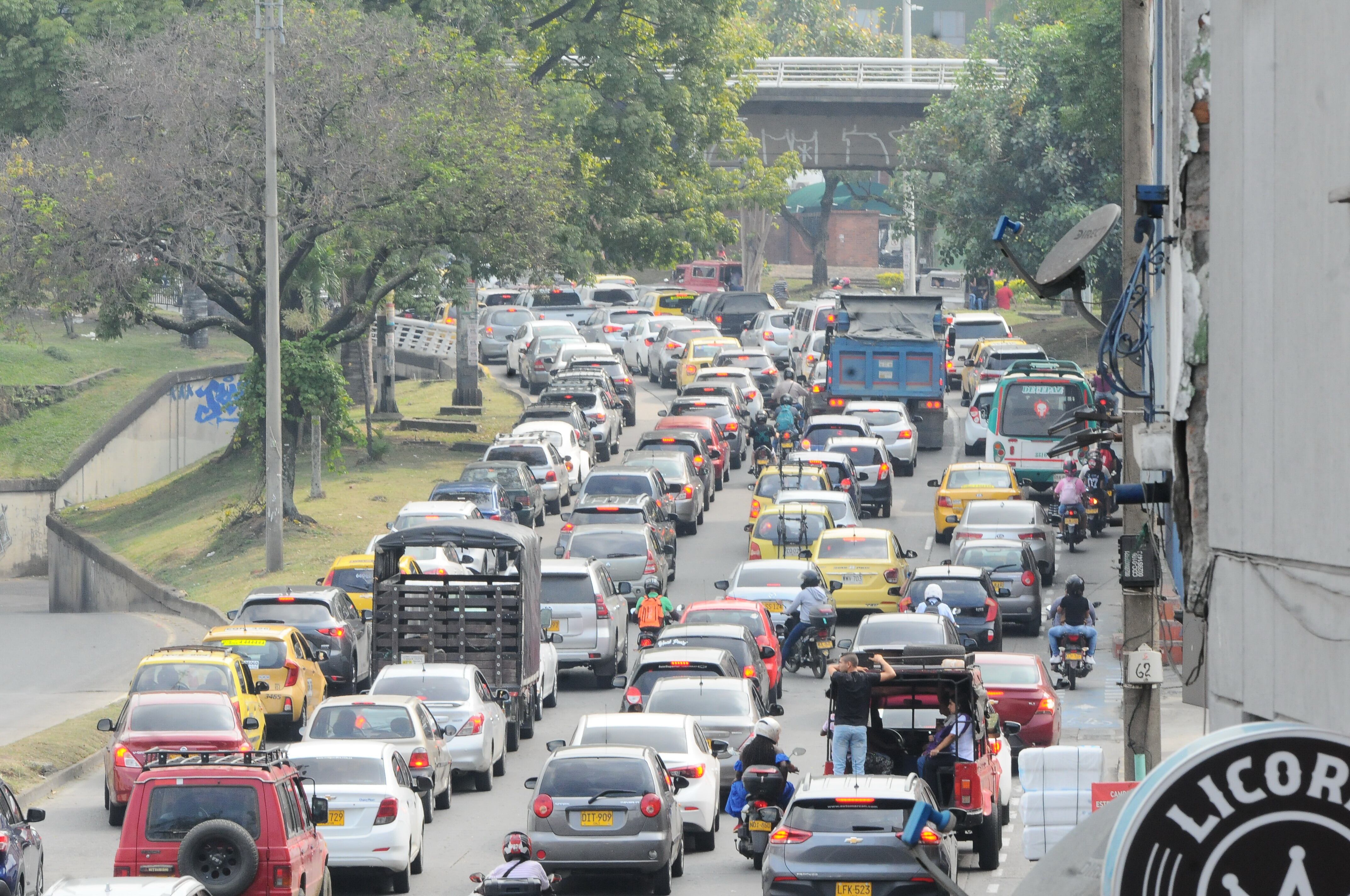 Cali: Tranco de la calle 5 entre cr 13 y 5 nuevo lugar de robo por la poca movilidad generada por el semáforo peatonal que ocasiona el trancón y aprovechan los ladrones para hurta: Foto José L Guzmán. El País. Junio 16-23