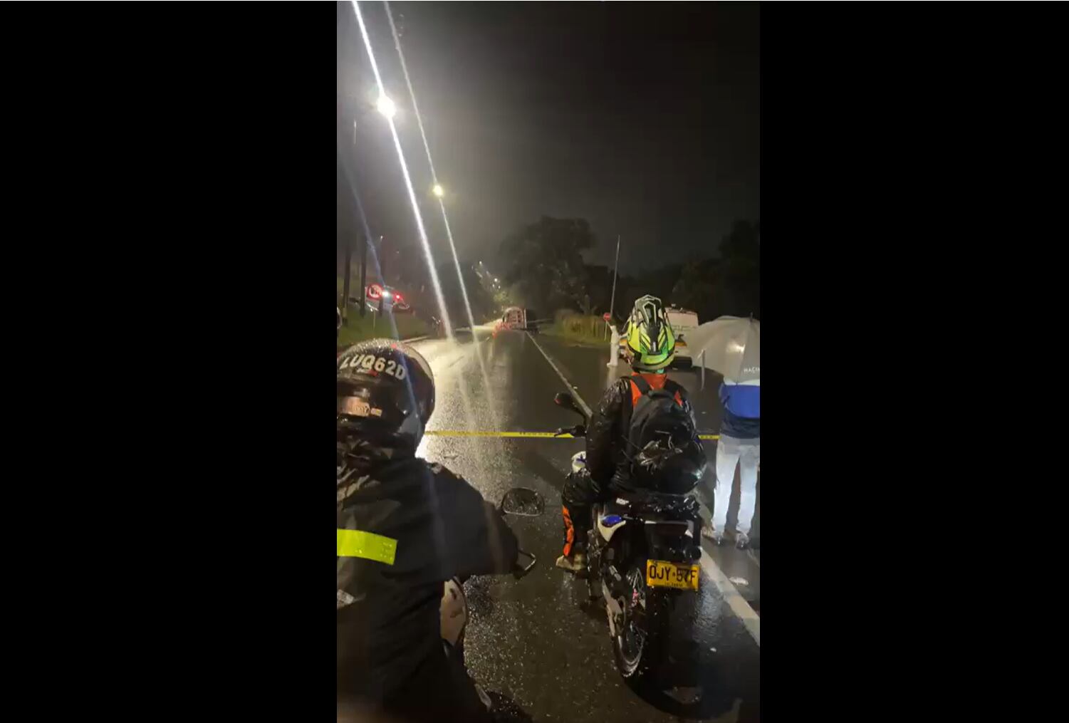 La volcadura de una chiva en Girardota dejó dos fallecidos y varios heridos.