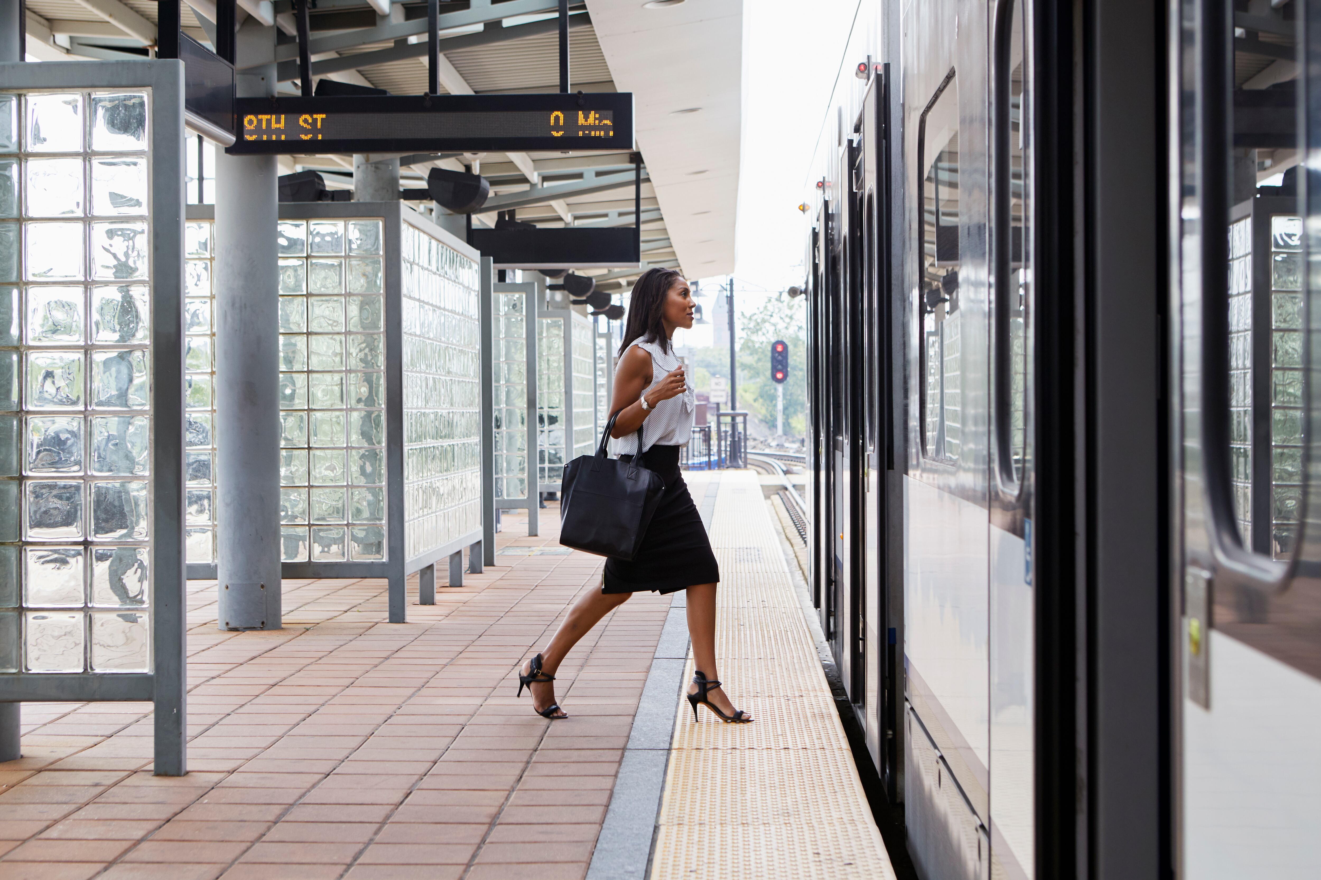 Mujer caminando rápido.