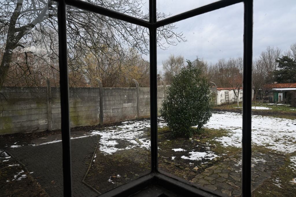 OSWIECIM, POLONIA - 26 DE ENERO: Una vista del patio trasero de la Casa 88, la antigua residencia del comandante de Auschwitz, Rudolf Hoss, el 26 de enero de 2025 en Oswiecim, Polonia. La casa del comandante de Auschwitz durante la Segunda Guerra Mundial, Rudolf Hoss, se abre por primera vez a los visitantes. La casa fue el tema de la película "La zona de interés". (Foto de Omar Marqués/Getty Images)