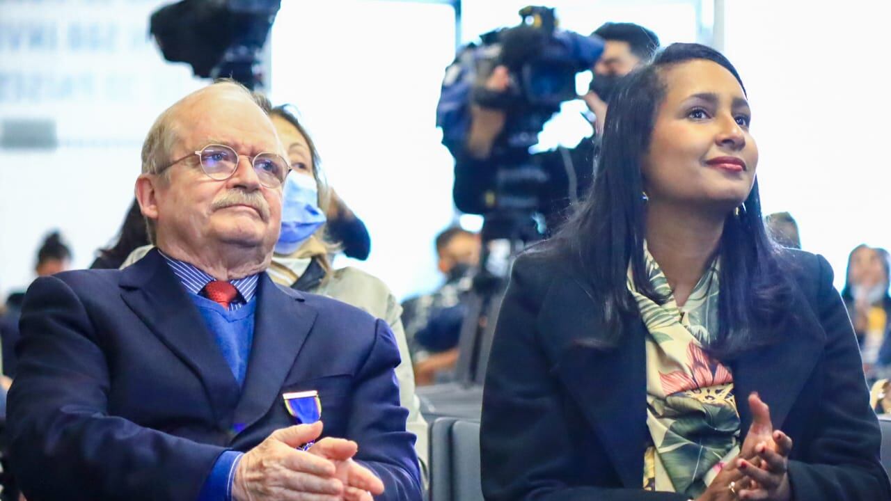 El editor Benjamin Villegas y la ministra de Cultura Angélica Mayolo.