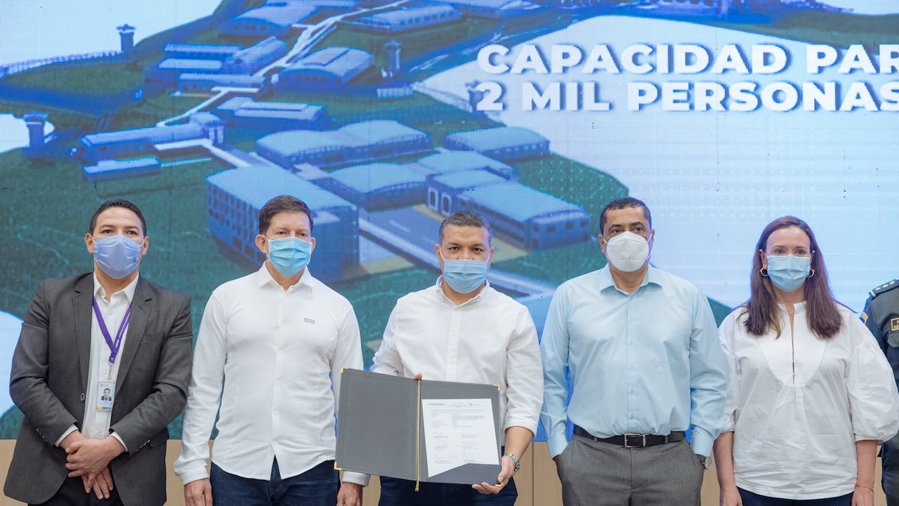 Gerente general de ENTerritorio, María Elia Abuchaibe Cortés, el director de la Unidad de Servicios Penitenciarios y Carcelarios, Álvaro Ávila Castellanos, el ministro de Justicia y del Derecho, Wilson Ruiz Orejuela, el alcalde de Pereira, Carlos Maya, y el secretario de gobierno departamental, Israel Londoño.