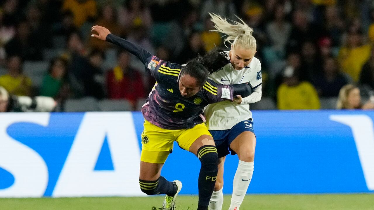 Mayra Ramírez de Colombia, a la izquierda, y Alex Greenwood de Inglaterra desafían el balón durante el partido de cuartos de final de la Copa Mundial Femenina de fútbol entre Inglaterra y Colombia en el Estadio Australia en Sydney, Australia, el sábado 12 de agosto de 2023. (Foto AP/Mark Baker)
