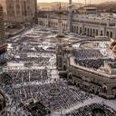 Fieles musulmanes caminan en la Gran Mezquita de la ciudad santa de La Meca, en Arabia Saudita, el 11 de junio de 2024, antes de la peregrinación anual del Hajj. (Foto de FADEL SENNA / AFP)