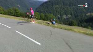 Rigoberto Urán se cayó en la bajada del Col des Aravis.