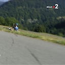 Rigoberto Urán se cayó en la bajada del Col des Aravis.