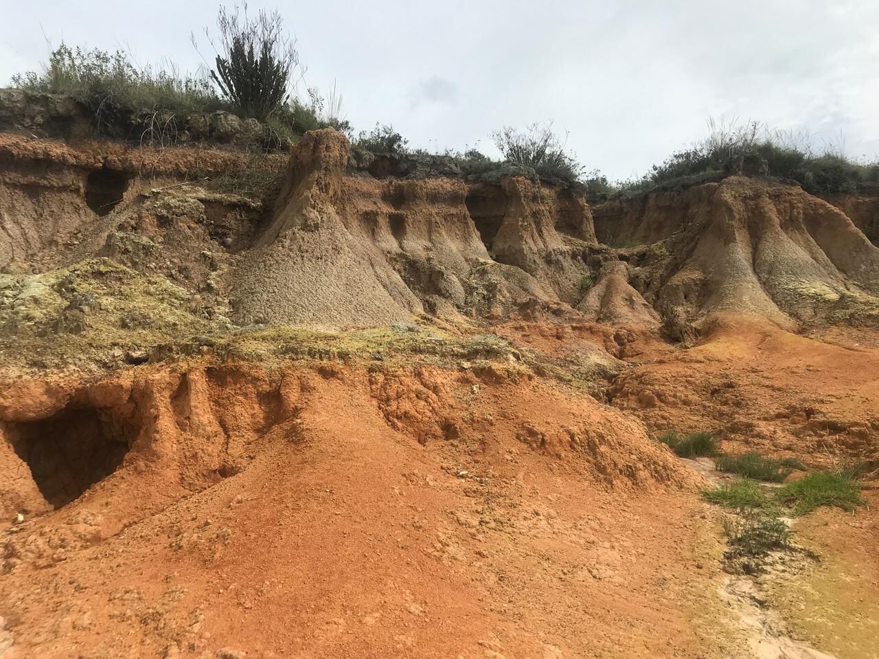 El desierto se caracteriza por sus colores anaranjados y rocosidad.