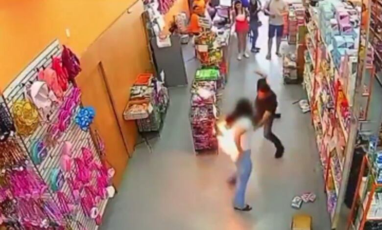 Momento en que el celular esta en el bolsillo de la mujer