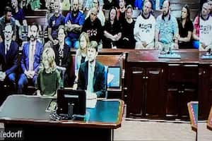 En esta imagen tomada desde un monitor de video, Colt Gray, izquierda, sentado en el juzgado del condado de Barrow durante su primera comparecencia por el tiroteo del miércoles en la escuela secundaria Apalachee, el viernes 6 de septiembre de 2024, en Winder, Georgia (Foto AP/ Brynn Anderson, piscina)