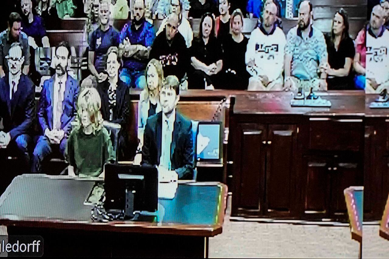 En esta imagen tomada desde un monitor de video, Colt Gray, izquierda, sentado en el juzgado del condado de Barrow durante su primera comparecencia por el tiroteo del miércoles en la escuela secundaria Apalachee, el viernes 6 de septiembre de 2024, en Winder, Georgia (Foto AP/ Brynn Anderson, piscina)