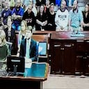 En esta imagen tomada desde un monitor de video, Colt Gray, izquierda, sentado en el juzgado del condado de Barrow durante su primera comparecencia por el tiroteo del miércoles en la escuela secundaria Apalachee, el viernes 6 de septiembre de 2024, en Winder, Georgia (Foto AP/ Brynn Anderson, piscina)