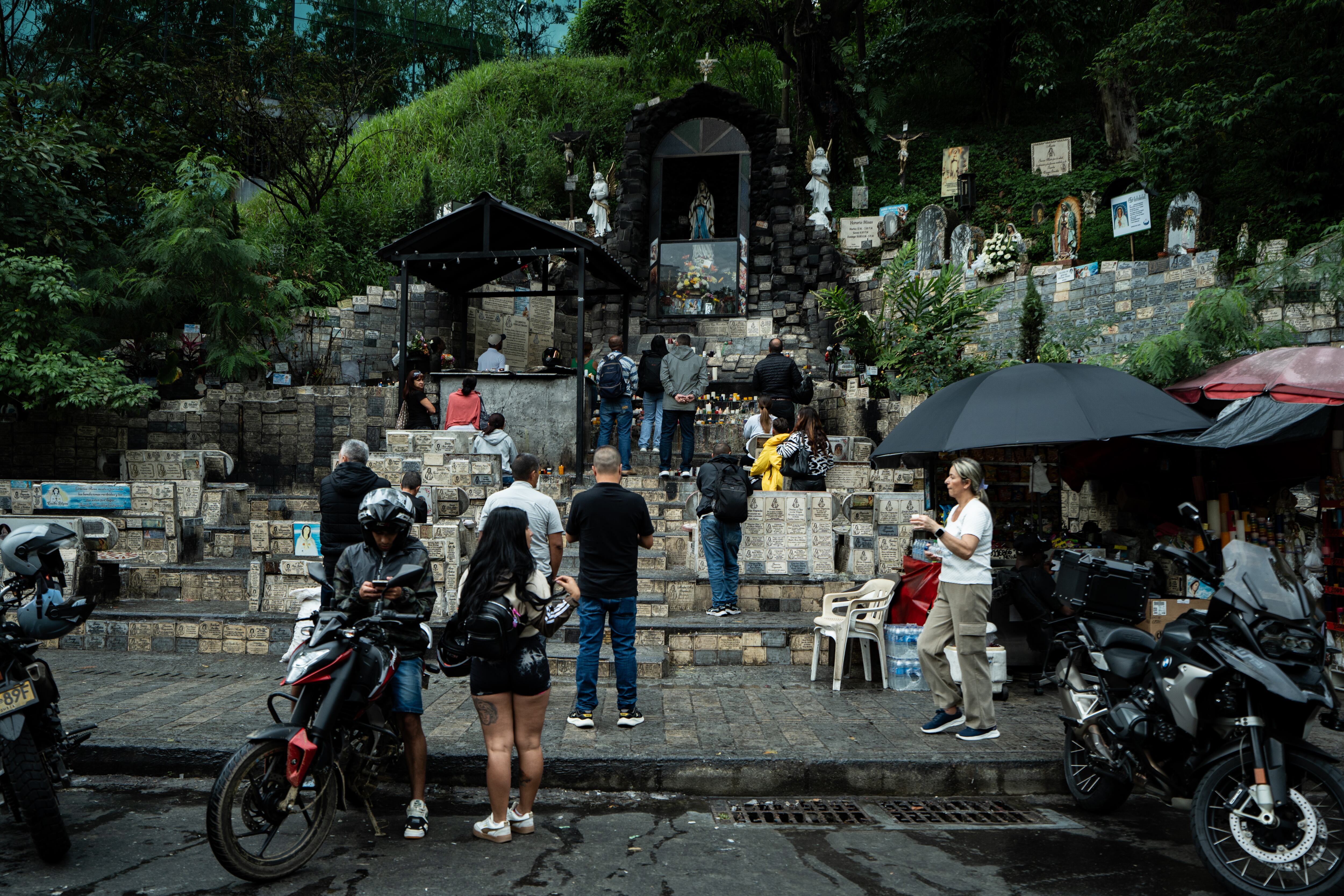 Miles de medellinenses visitan el Santuario de la Rosa Mística, en el sector de La Aguacatala, en el sur de Medellín.