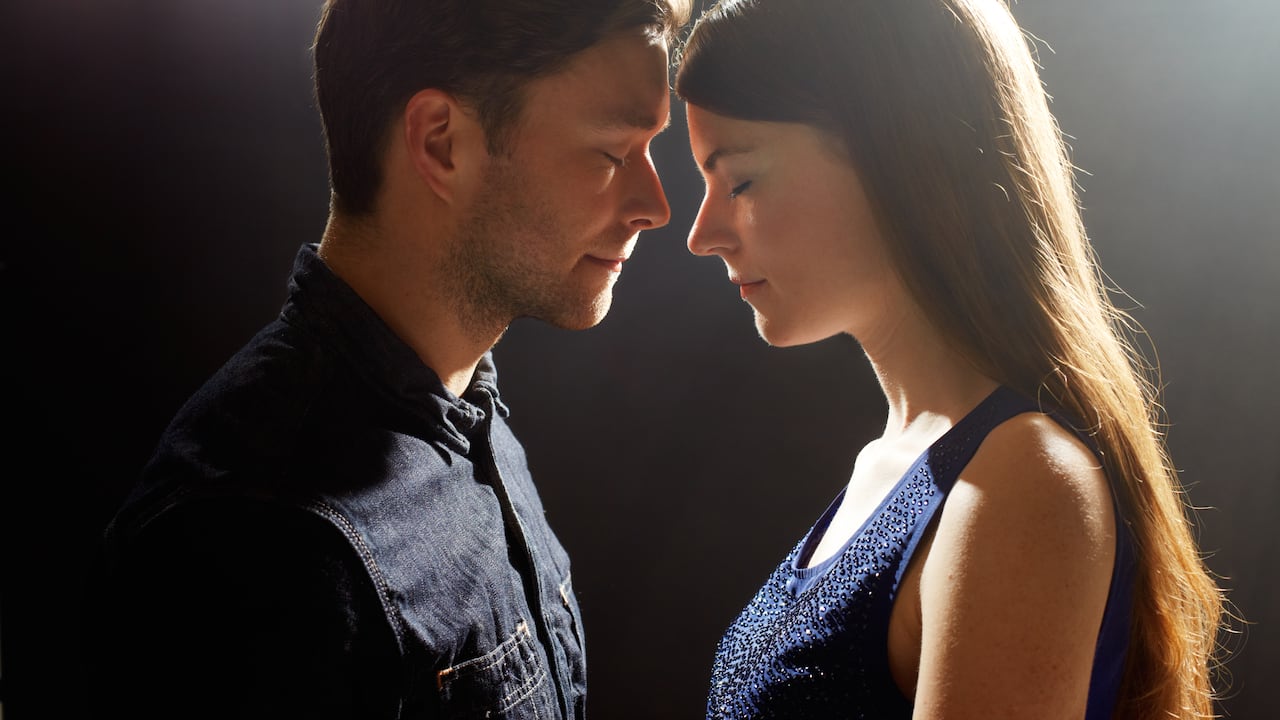 La comunicación abierta y la empatía son dos de las piedras angulares para entender si su pareja le ama.