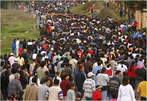 Muchas personas llegan a Sáchica para la celebración de la Semana Mayor. 