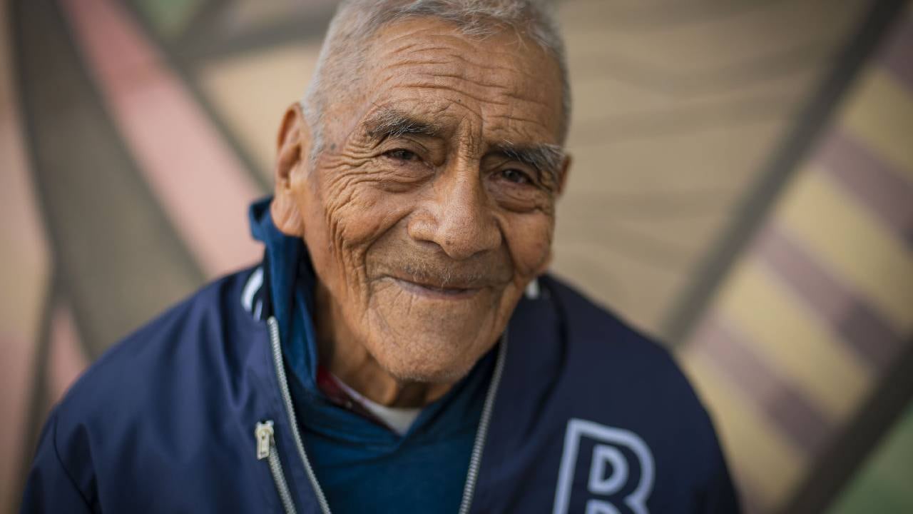 Este hombre comenzó a estudiar a los 79 años.