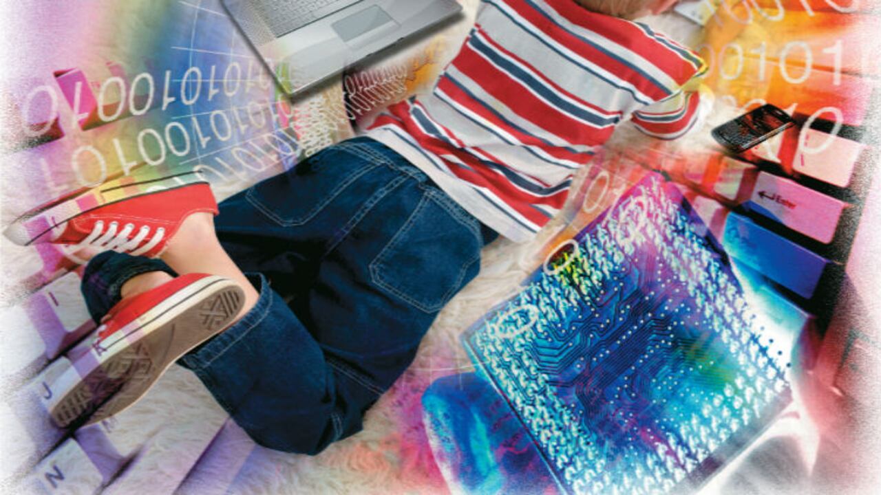 A los 18 años una persona en el Reino Unido habrá pasado alrededor de tres años frente a una pantalla durante la etapa que se supone deber ser la más activa de la vida.