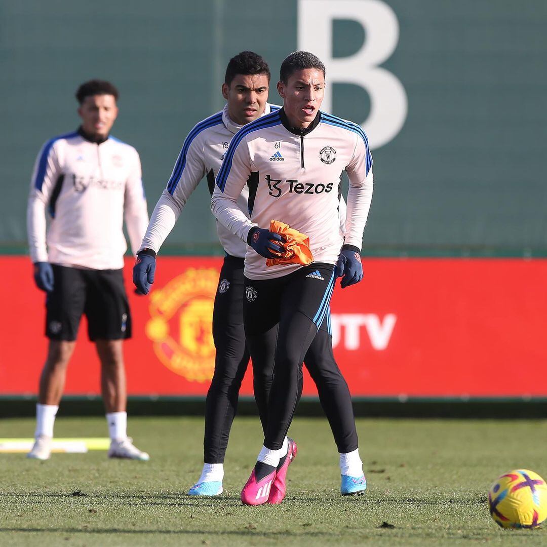 Mateo Mejía en un entrenamiento del Manchester United cerca de Casemiro