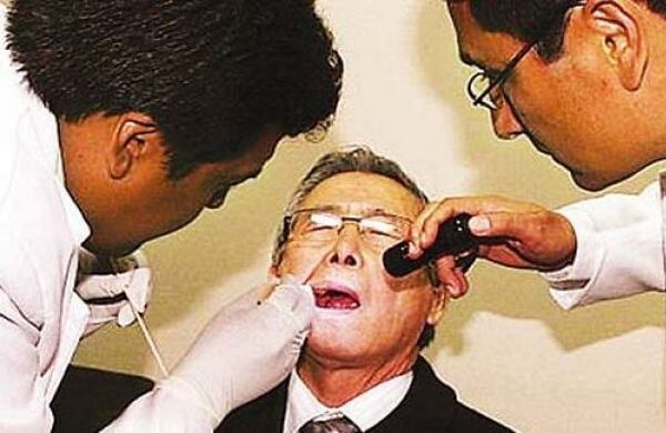 El expresidente peruano ha ha sido tratado por cáncer de lengua. Después de decir que su enfermedad era terminal, sus médicos concluyeron que no era tan grave y que el cáncer estaba limitado. Condenado a 25 años de cárcel por delitos de lesa humanidad, Fujimori solicitará el indulto humanitario, por motivos de salud, al actual presidente, Ollanta Humala.