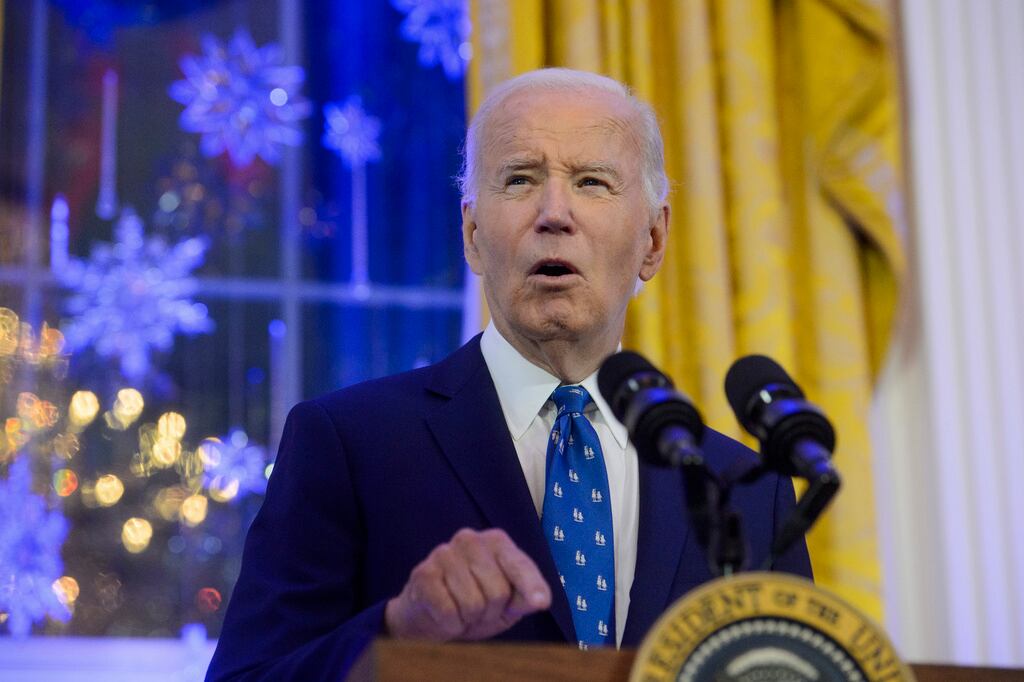 El presidente Joe Biden habla durante una recepción de Hanukkah en el Salón Este de la Casa Blanca en Washington, el lunes 16 de diciembre de 2024. (Foto AP/Rod Lamkey, Jr., Archivo)