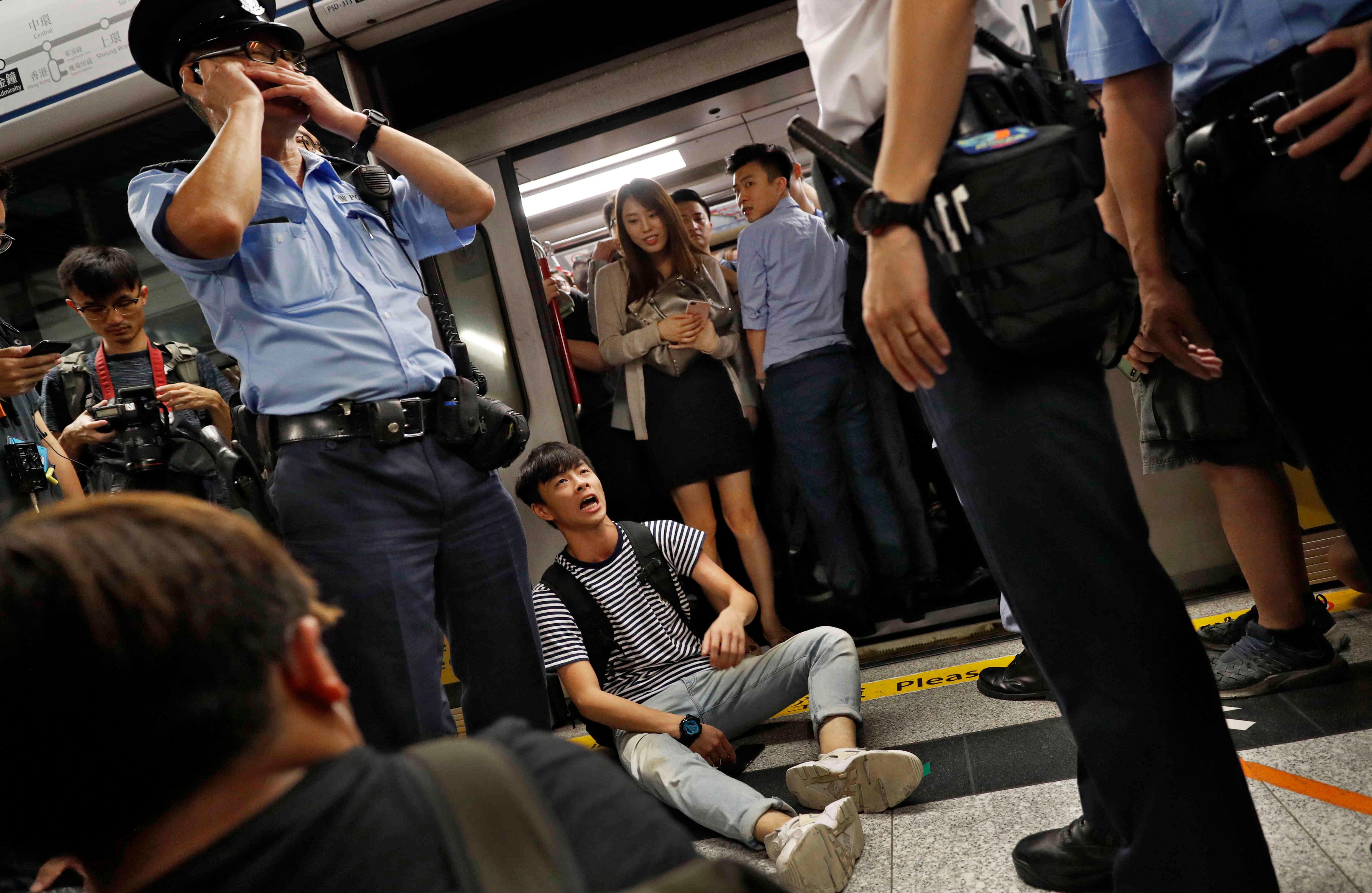 La brutal represión de la policía ha sido una constante a lo largo de las protestas. Foto: AP 