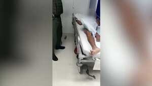 El sujeto se encuentra en un centro médico.