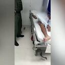 El sujeto se encuentra en un centro médico.